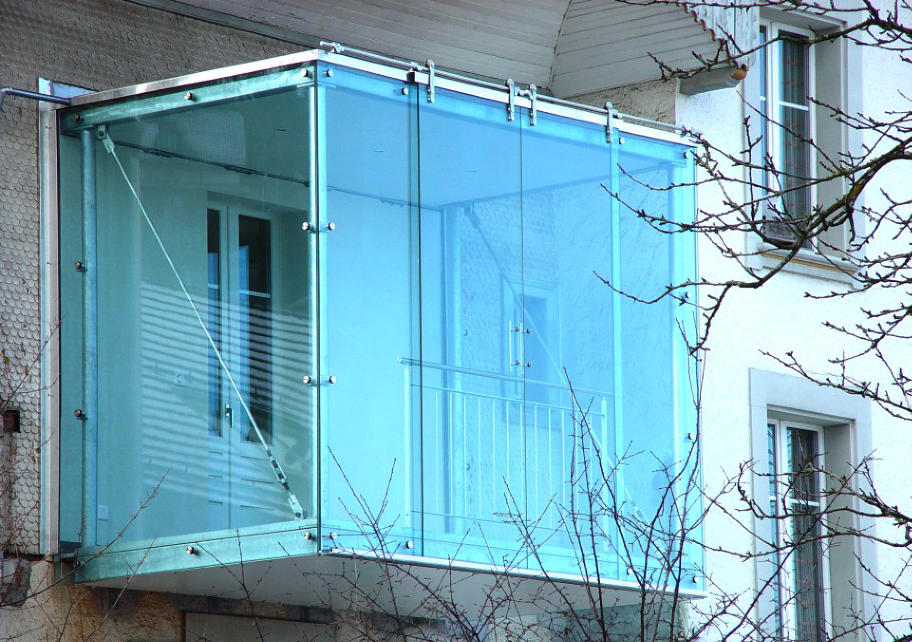Verglaster Balkonanbau mit Schiebetüre